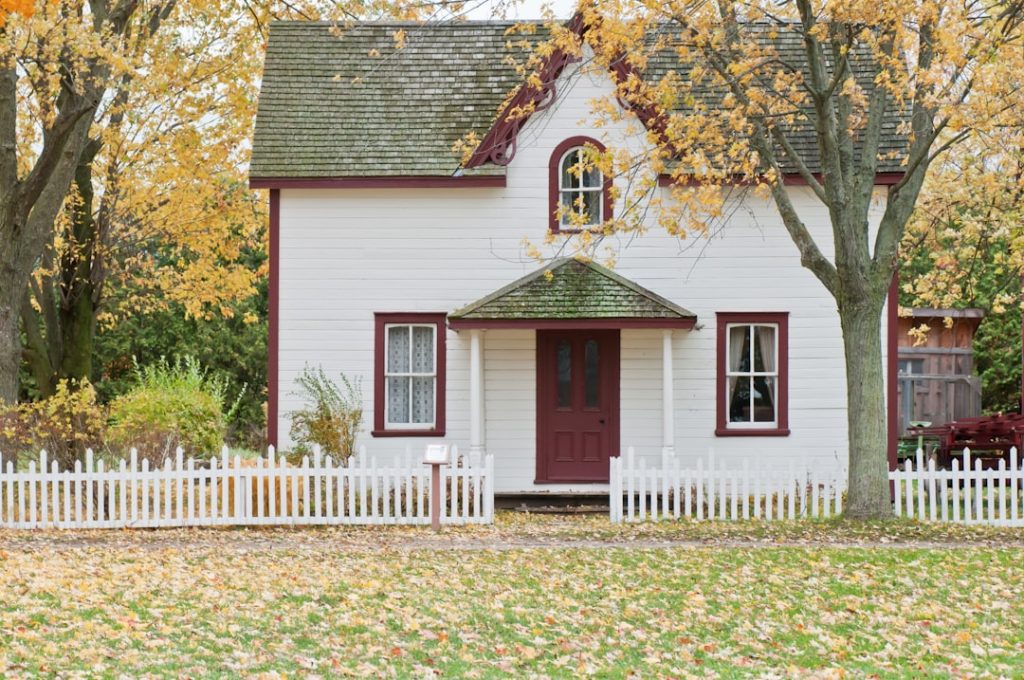 white-house-under-maple-trees-1ddol8rguh8 Small house on an autumn’s day